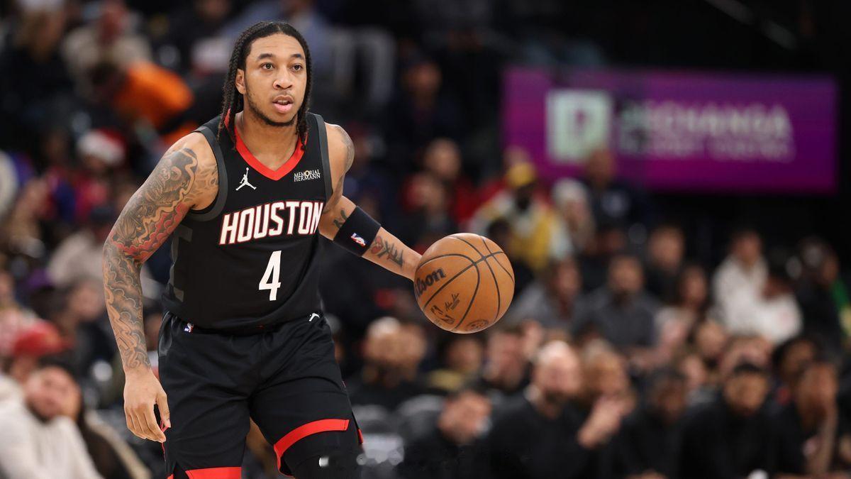 对了戴维森的可用额度就剩下5场了！5场过后，就不能上了！如果火箭买断市场不签人，