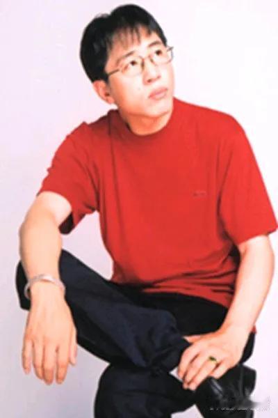 千百惠的前夫高大林两结两离，他的第一任妻子是何静。说到何静，她也是个情路坎坷之人