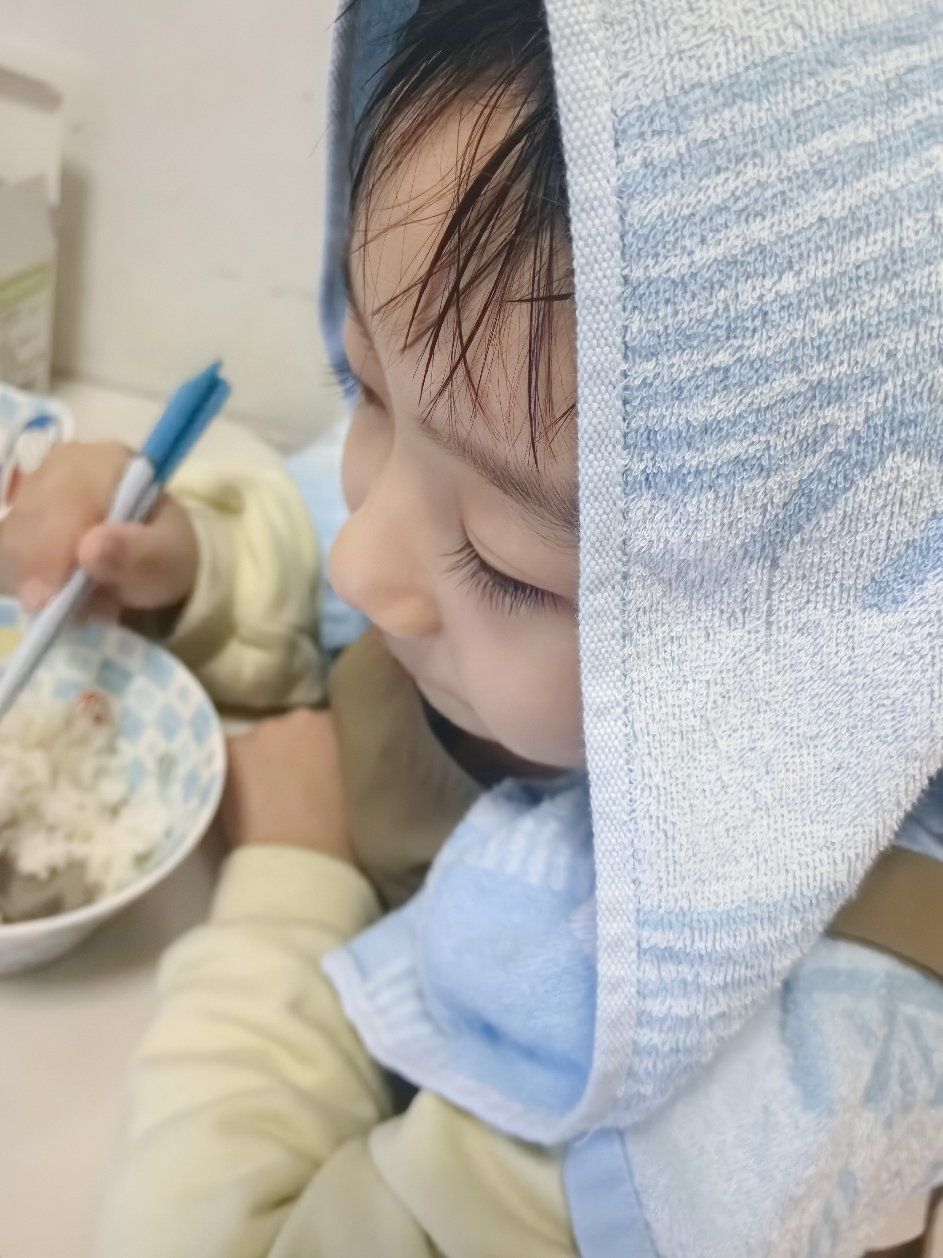 哎哟喂，人无语的时候真的会笑帅哥顶着一头橡皮泥回来了！还笑可开心！好心的美术老师