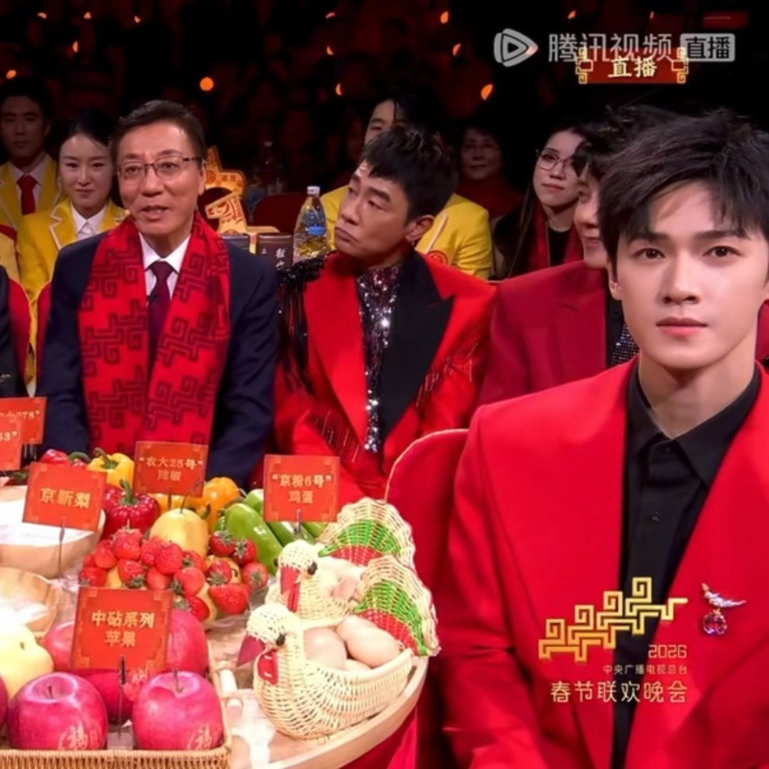 李昀锐内娱舒肤佳旁边坐的家长使劲夸是真的帅