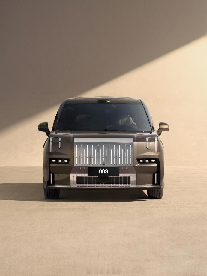 作为40万级MPV的销量王者，这次升级是下猛料了，全栈900V高压架构，双电机四