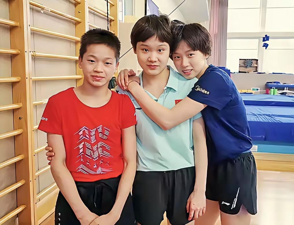 当年的三小只，现在基本上是各奔东西了。正是花无百日红，人无再少年。一转眼，她