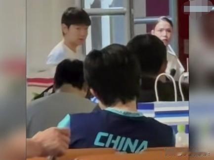 这次不好哄。今天上午国乒回北京机场，大家都坐在候机厅等飞机，头哥坐在后排低头玩手