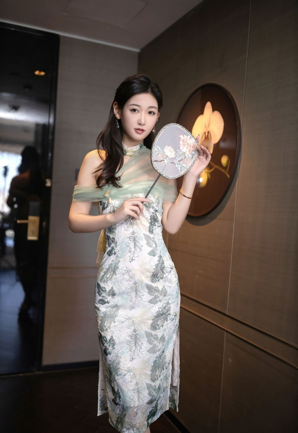 浅色带叶纹图案旗袍带给你更多的温婉与优雅，搭配原色丝袜,柔美身段一览无余