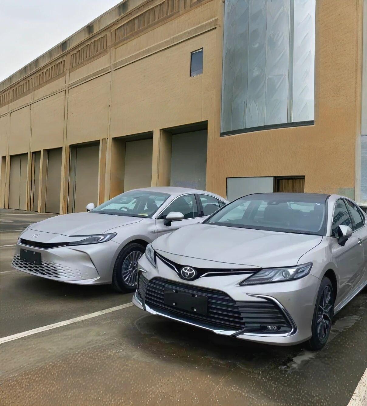 两代丰田凯美瑞同框：你更钟意哪一款？当第八代凯美瑞的经典稳重遇上第九代的科技锐变