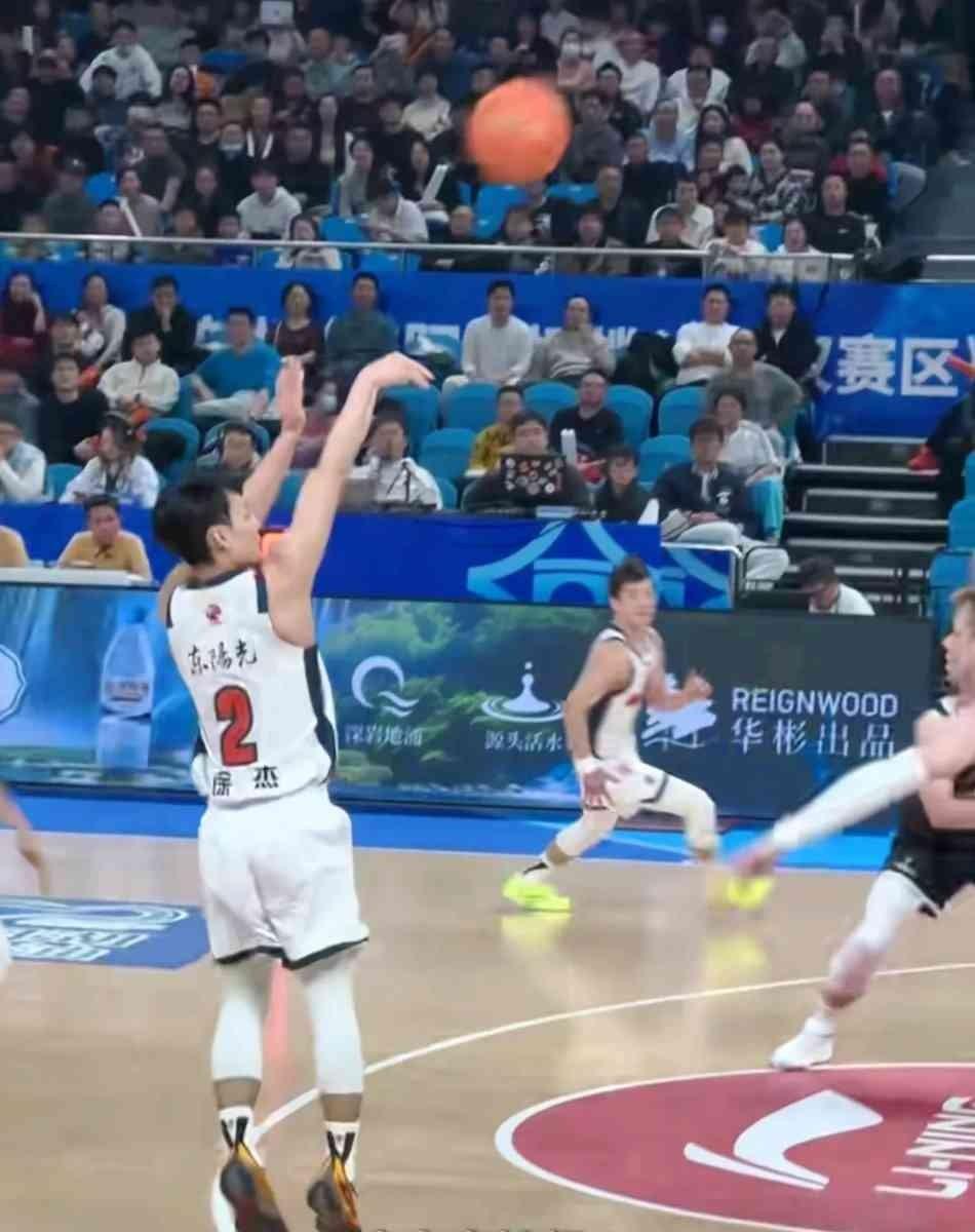 哎，你听过最扯的“天赋”故事是什么？李春江跟他儿子看徐杰打球。儿子说徐杰是降维