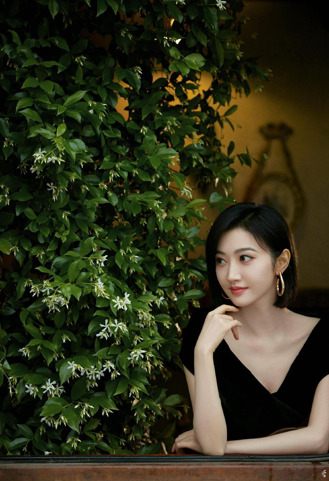 #景甜##景甜你是真的很不错#短发与黑丝绒，是温柔里长出的锋芒，于复古光影间，从容盛放🌿最温柔的小