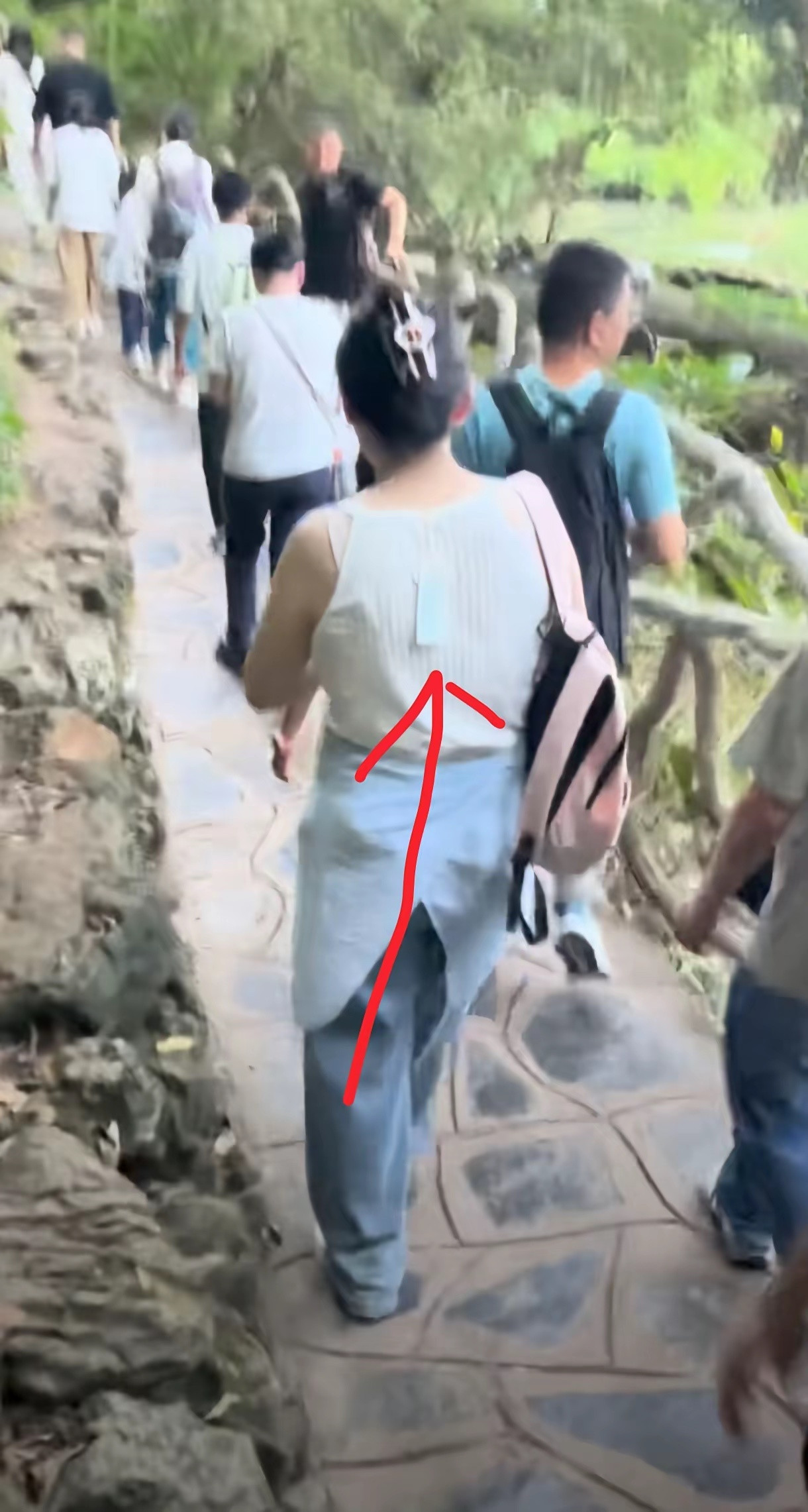 国庆7天服装小吊牌难不倒白嫖小仙女，她们不在乎。就要巨型吊牌和防拆带才行​​