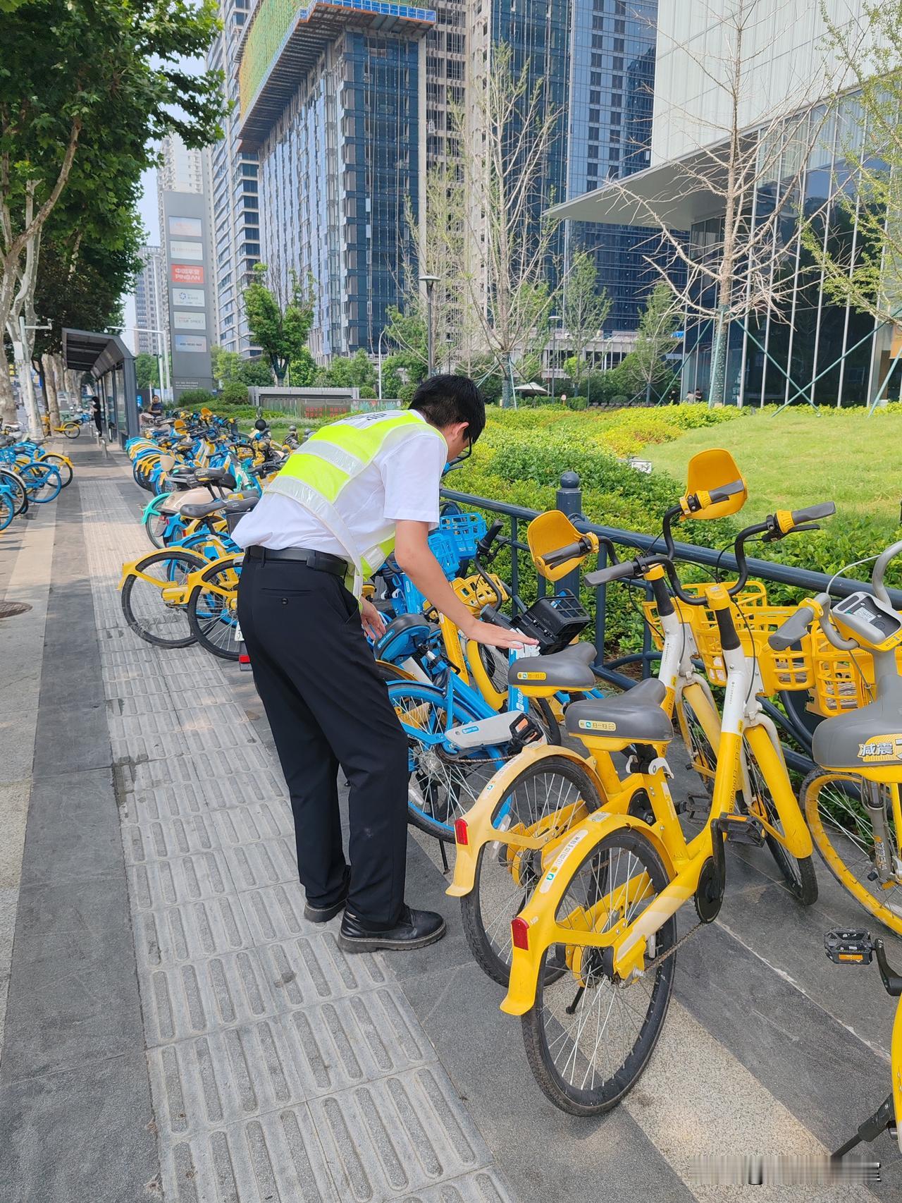从这一点小事说明我们武汉市的管理水平和市民的文明程度在不断的改进和提升！🍎🚲