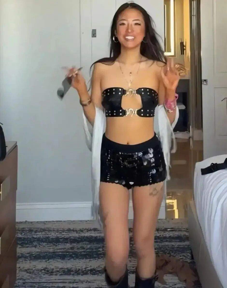 张学友二十年育儿转变，学会目送女儿走自己的路张学友大女儿海外生活照刷屏，小麦肤色、纹身卷发，和儿时模