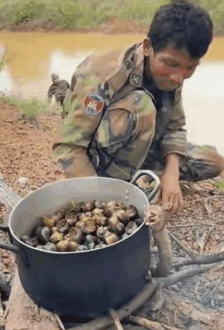 柬埔寨士兵在河边生火做饭，烟熏火燎的，柬埔寨士兵都被熏的睁不开眼了，话说柬埔寨士