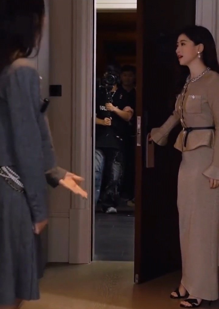 翁青雅专业的人不一定比你专业多少翁青雅嘴上说着“世界是草台班子”，转头就用直