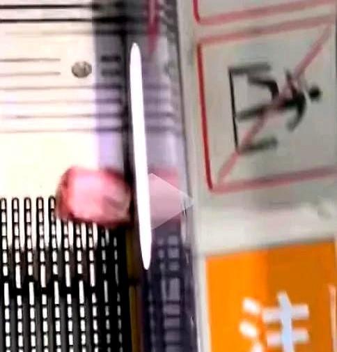 “美女你的排骨掉出来了”超市扶梯上有人笑着提醒美女。美女头也不敢回，用手捂着