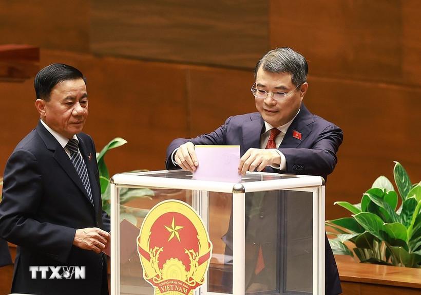 中国不欠任何国家的！ 8月26日，越南政府官网公布，越南总理黎明兴在河内会见
