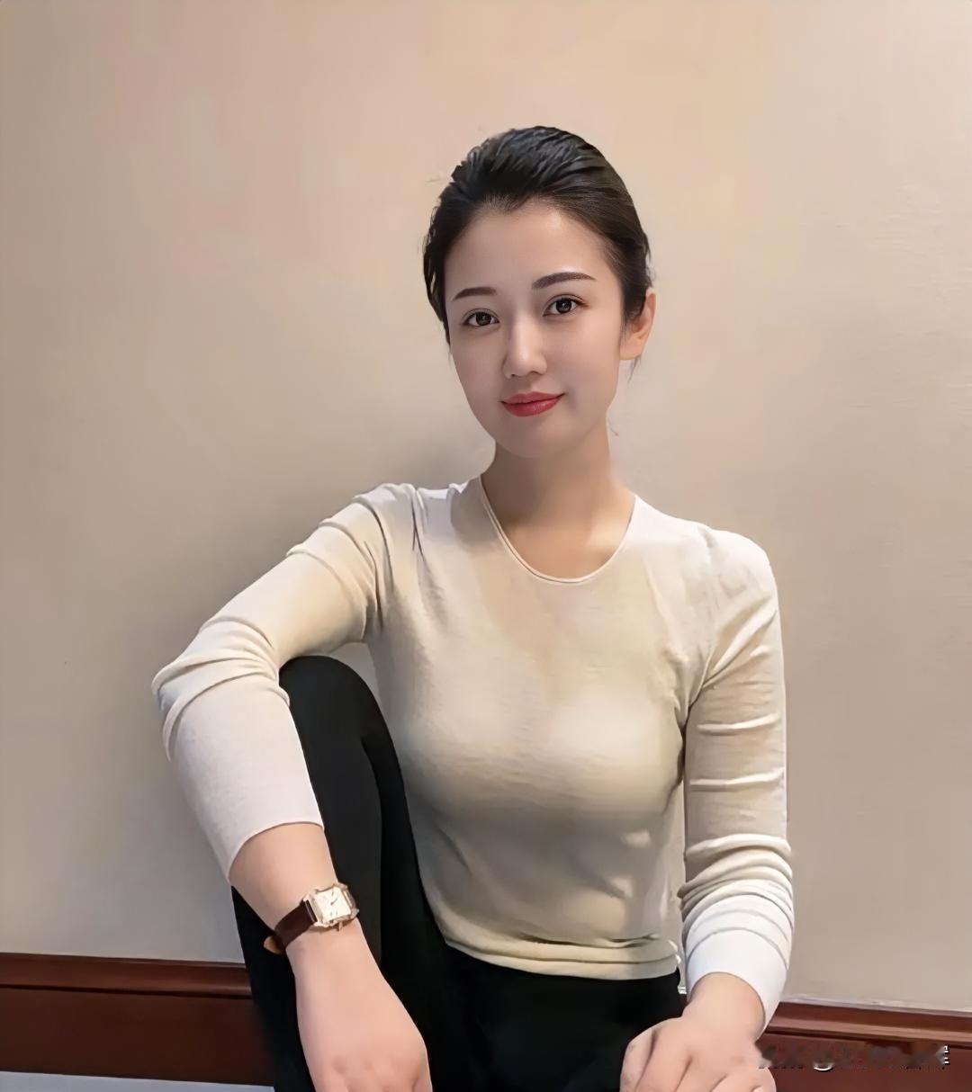 素衣衬风骨，眉眼藏温柔。松垮的姿态里，是岁月沉淀的从容。腕间时光轻淌，笑意漫