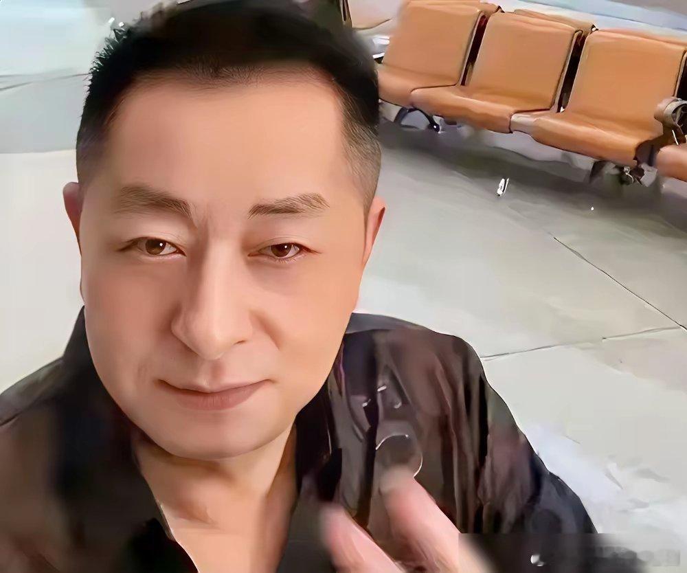 汪小菲他爸，每月躺领5万，19年没断过，这才是“人间清醒”。张兰在直播里半开玩