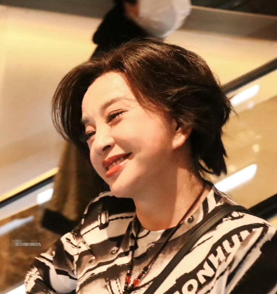 被刘晓庆的这个表情圈粉了……一个75岁的女人，微醉微醉的样子，真的是魅力十足