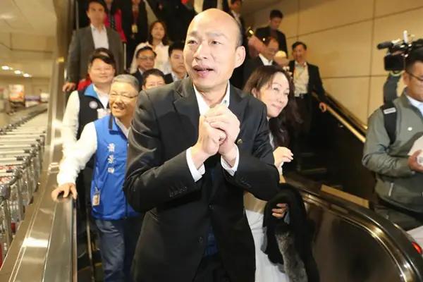 韩国瑜避而不见郑丽文，为何？韩国瑜与侯友宜都是一路货色，两次大选败给民进党，郑