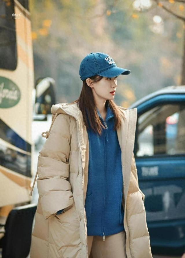 今年大火的'网红羽绒服'看似时髦却非常挑人，张小斐穿长款羽绒服都需敞开穿才能避免