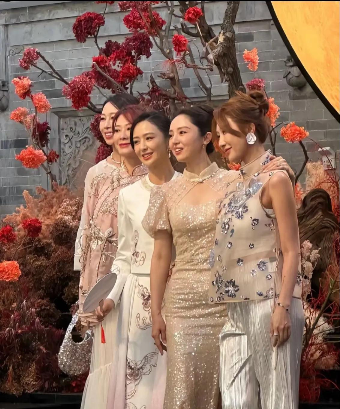 大家发现没有？五个美女站在一起，佟丽娅的缺点特别明显？且不论这几个女明星的身材