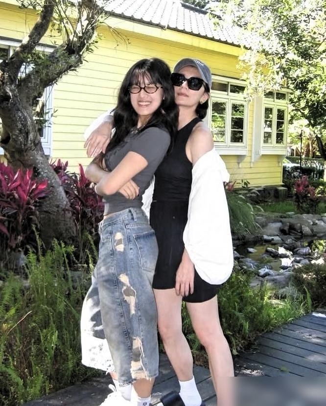 前夫现任同框算什么，贾静雯女儿吞下舌钉，她一句话引起全网热议。大女儿梧桐妹