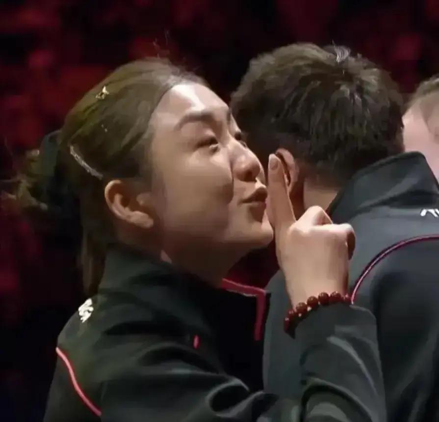 关于陈梦的这个闭嘴手势真的有必要给大家解释一下了这事儿吧，我看到的第一反应