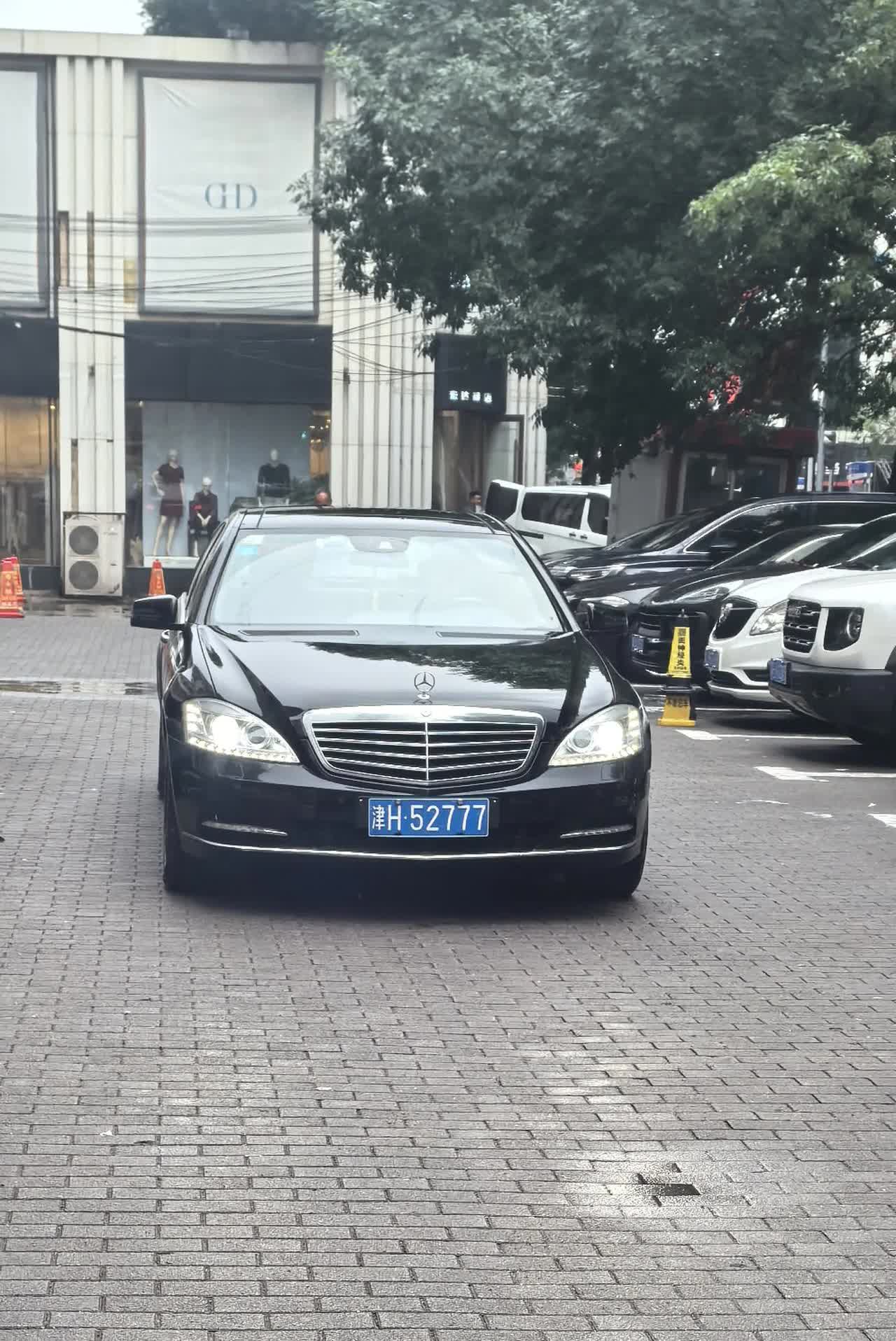 奔驰S级以下的都不叫奔驰，买E级奔驰的更是要面子贷款硬上的，开奔驰E300L的车