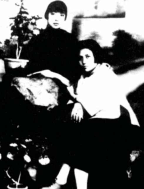 1938年，项英的妻子，历经千辛万苦，终于找到了项英，谁知项英却拔出手枪，怒道：