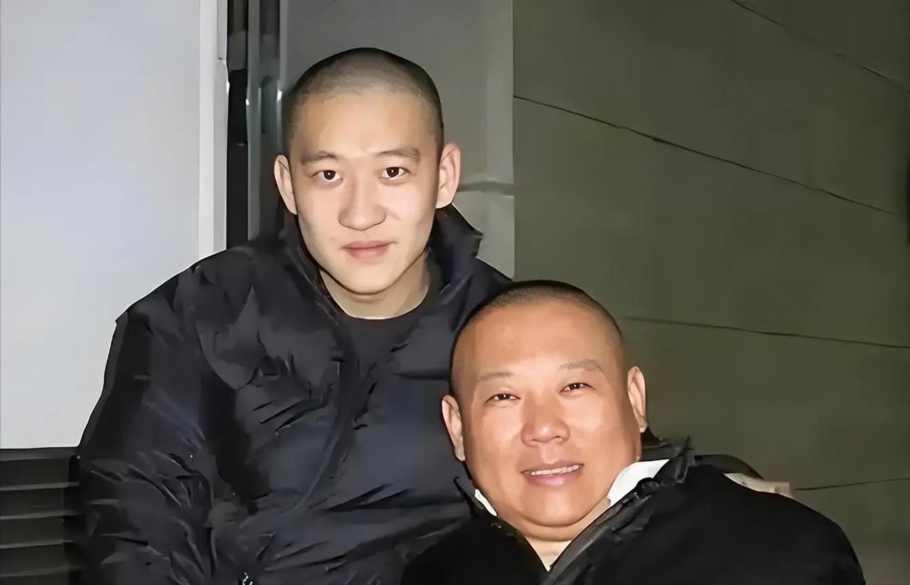 2010年，曹云金出走德云社，带走了19岁的烧饼。曹云金说:“德云社称收徒弟不收