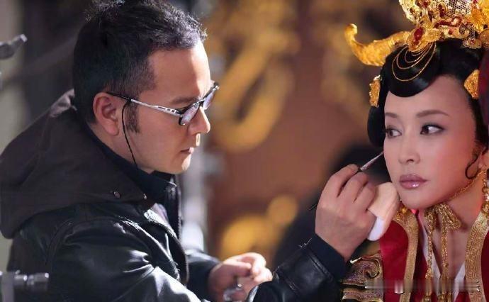 75岁刘晓庆再演短剧武则天，化妆师还是毛戈平，王者配王者等于王炸。刘晓庆现在