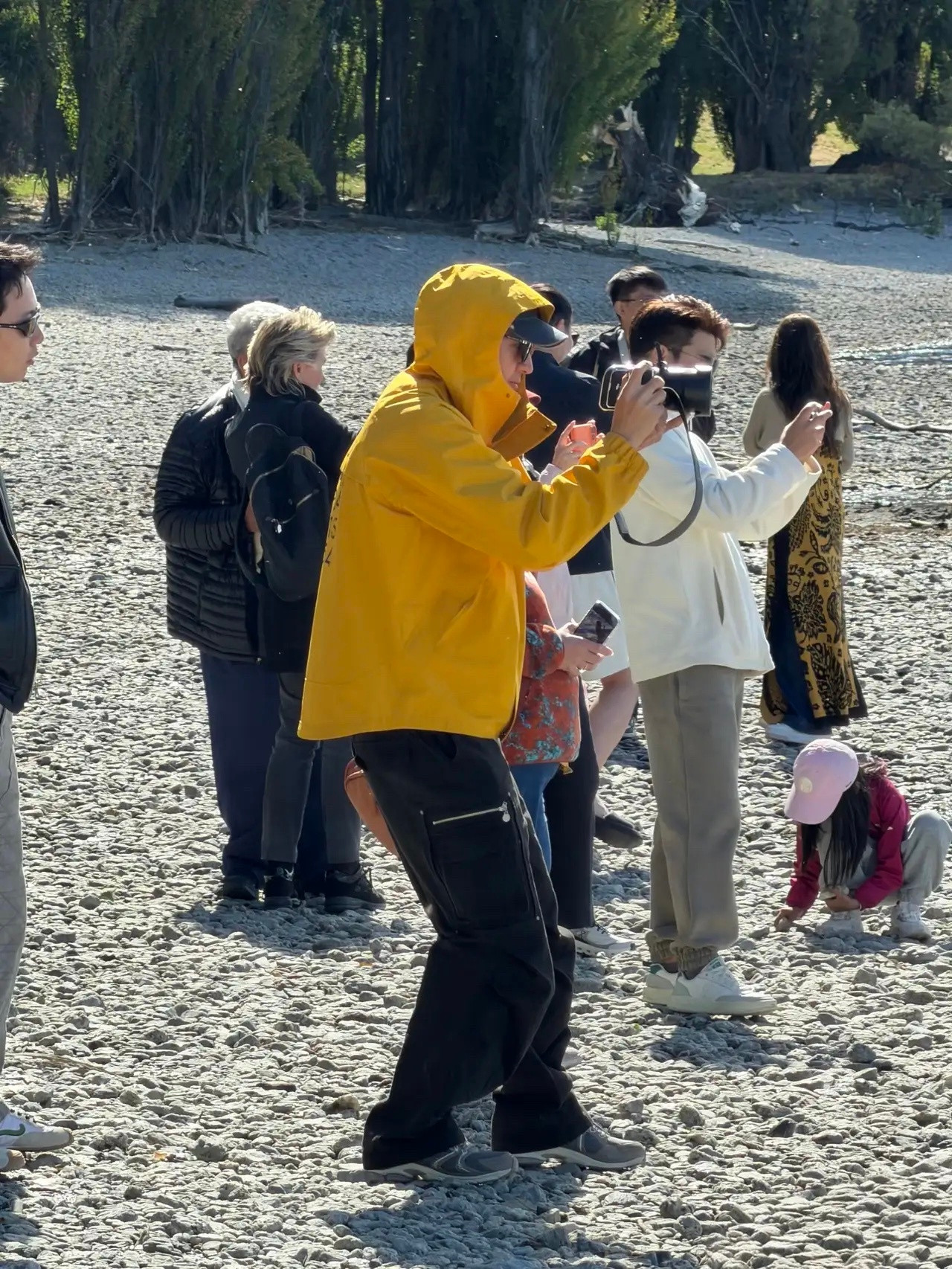 38岁林更新在新西兰皇后镇旅游逛街被偶遇，他真人看起来好帅，身材很高挑，个子超过