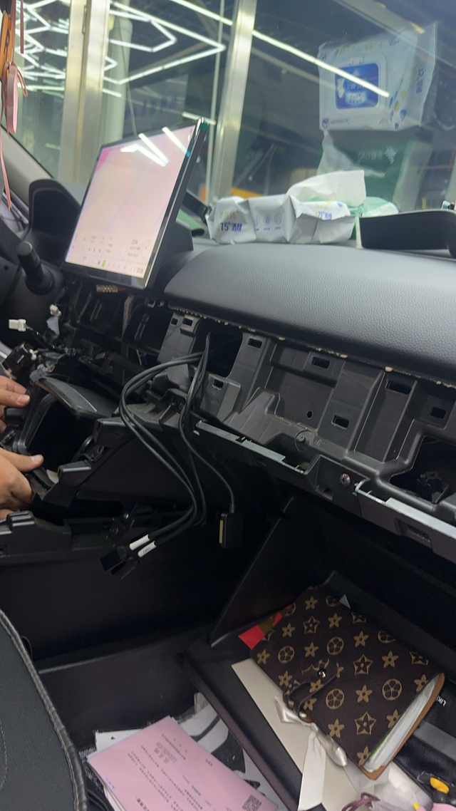 十代雅阁鸟枪换炮十代低配雅阁最痛的点就是按键中控屏，只能听歌啥也干不了，给网上