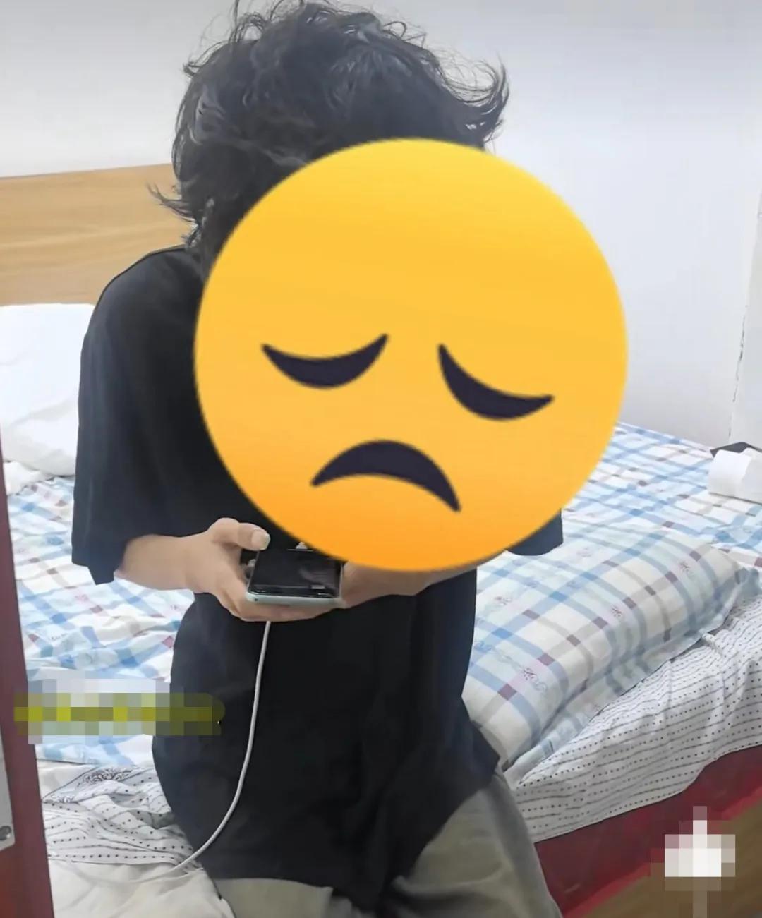 20岁的年轻男子，在外租房住，骗自己父母在上班，却选择躺平。不上班不交际，每天吃