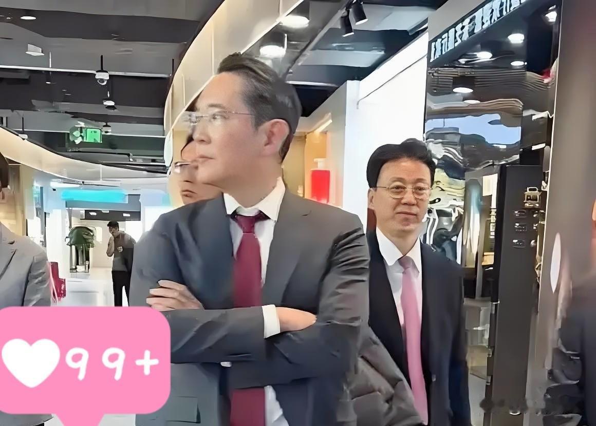 看见一张李在镕悠哉悠哉逛北京街头的照片，第一反应是这人真心大。李在镕能如此自