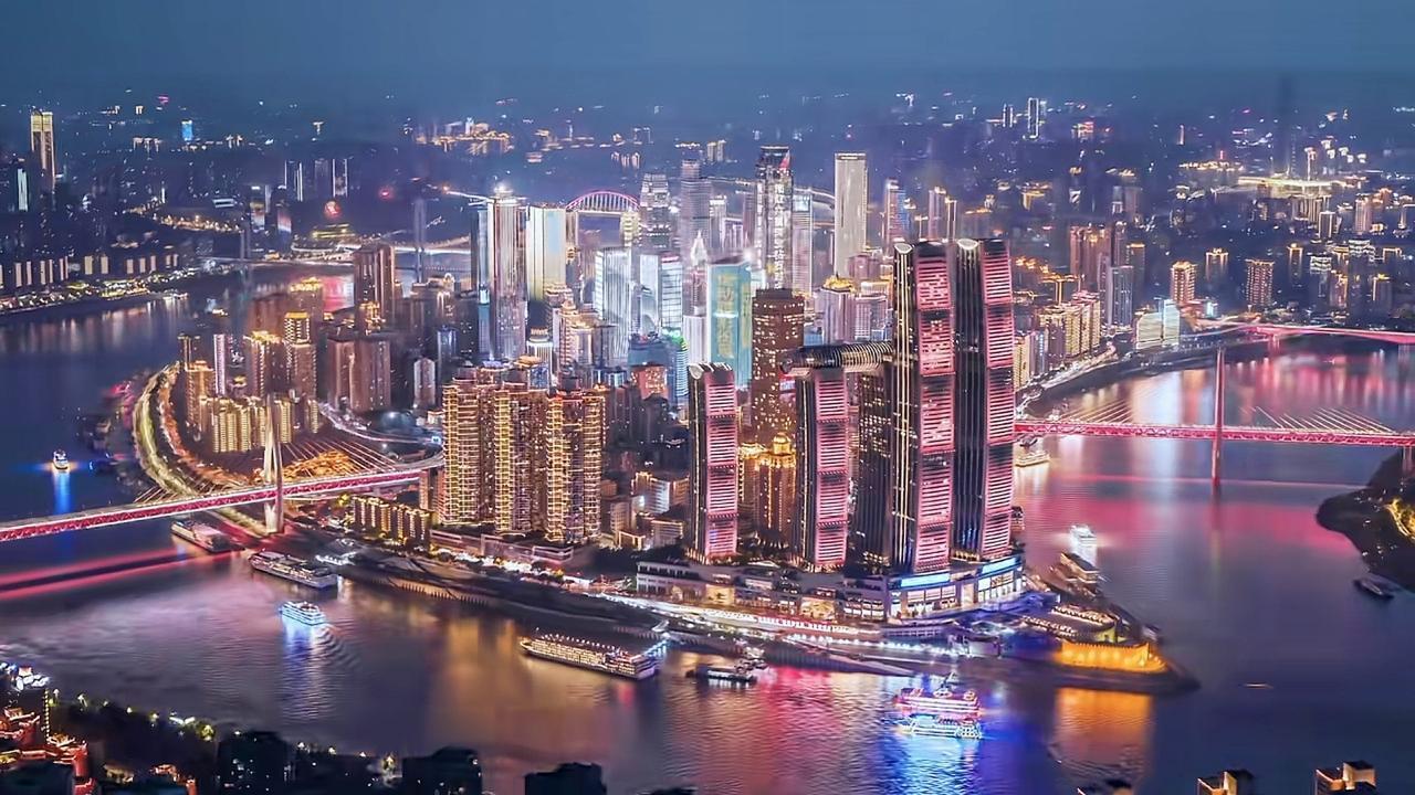 很多人问哪里最能代表重庆的夜景，那必定是渝中半岛，也是属于重庆人的外滩，是西部城