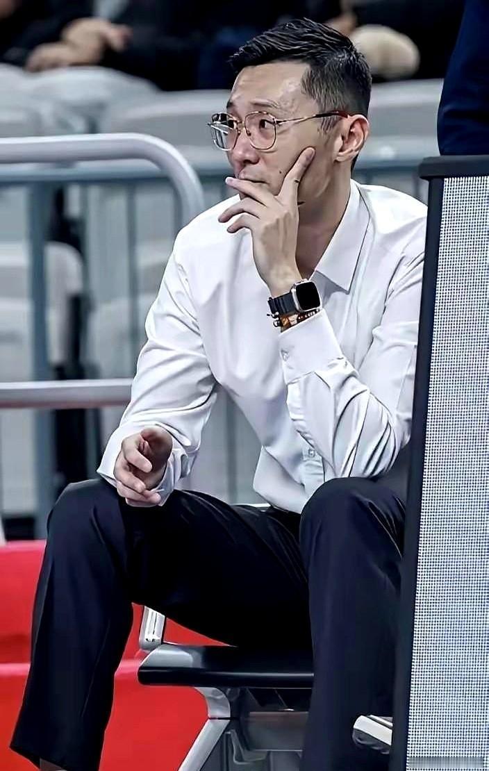 效率第一的队长，场均只打9.8分钟；刚下飞机3天的外援，直接刷30分钟。新疆男