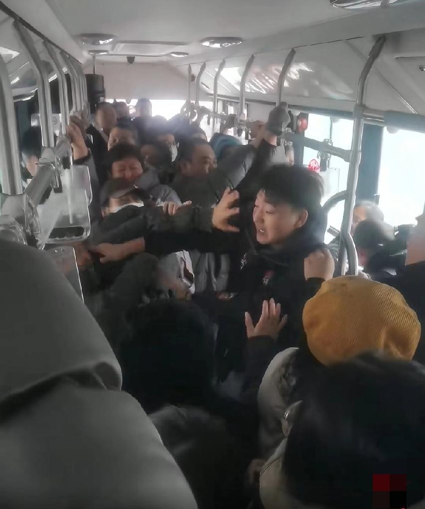 公交车内，一位大妈从公交后门上车，当时车厢内很挤。司机要求大妈将公交卡传递至前排