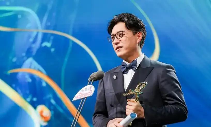 靳东就不愧是靳东，他因《西北岁月》获白玉兰最佳男主角，发表获奖感言时大大方方地说