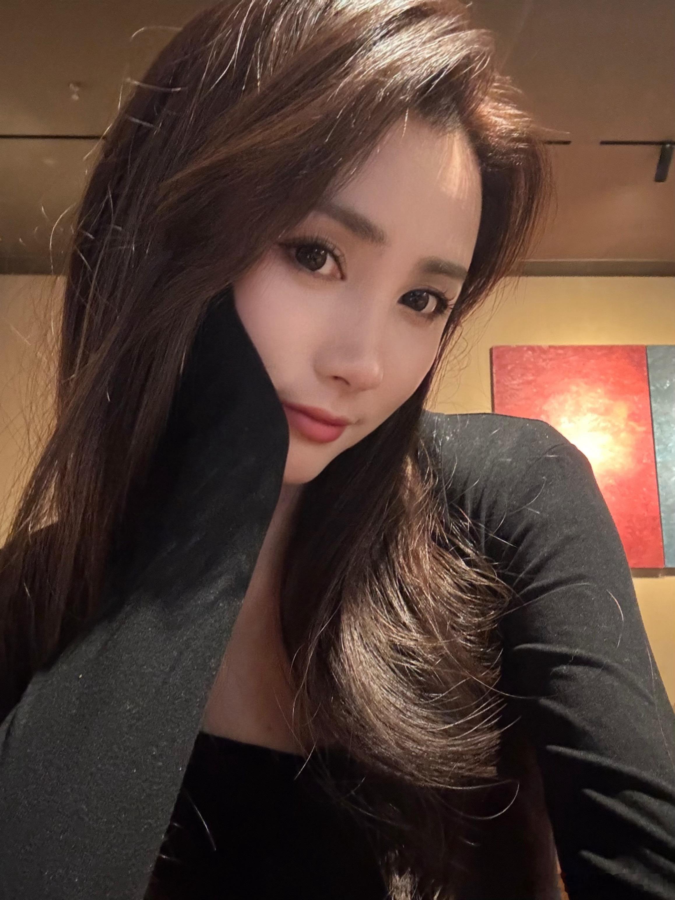 换了新发色和新指甲～吃饱喝足散步的时候发现和朋友的美甲好像🥰​​​