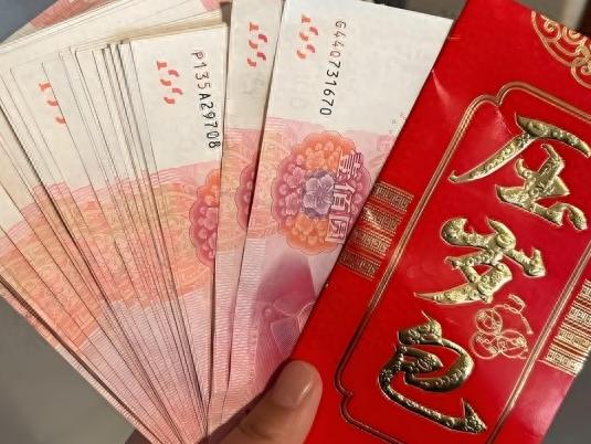 看完还敢随便给吗？压岁钱是除夕塞进枕头底下，还是初一拜年时递过去？很多人一直给着