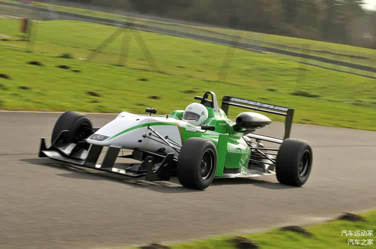 F1赛车为什么躺着开每次看F1比赛，都会被车手的坐姿狠狠惊到：几乎是整个人半躺在