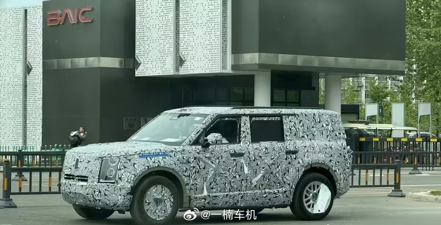 享界首款MPV的路试谍照，家族式设计，贯穿式尾灯，体量不小，估计是中大型。华为乾