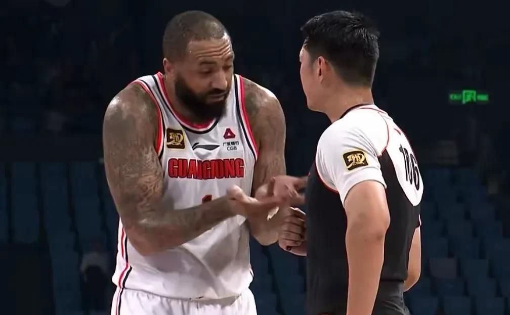 吉伦沃特是把广东宏远队钉在历史耻辱柱上了，按照现在互联网的趋势，广东宏远队未来几