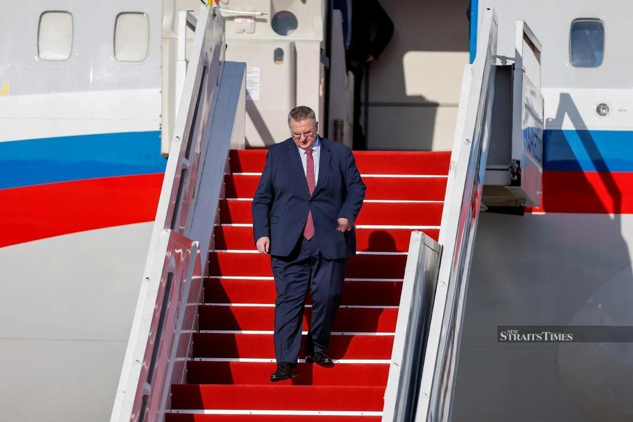 此人是俄罗斯副总理阿列克谢-奥弗丘克，今天下午5点乘坐的专机抵达马来西亚，准备出