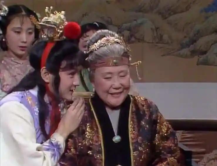 《红楼梦》，贾府被抄家后，贾母因为忧伤成疾，在83岁去世，全家人大哭特哭，然而，