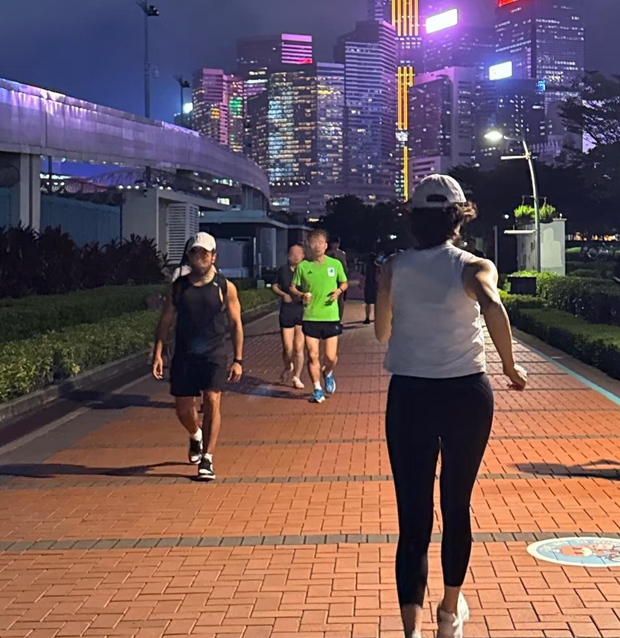 黎姿晒出夜跑照片，香港人真的好爱跑步啊！其实这真的是个好习惯，人家香港人长寿是有