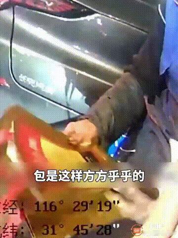 这事就发生在安徽，一老人平时靠捡废品过日子。前几天他在路边收拾一个茅台酒纸箱，想