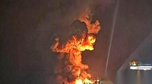 这事儿，怎么说呢。天，好像真的被捅了个窟窿。乌克兰，第一次，用自己家里“土法