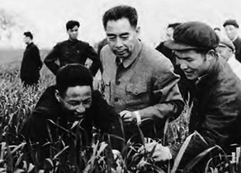 1958年，周恩来在上海视察钢厂，38度高温穿上厚帆布工装，满车间转了一个多钟头