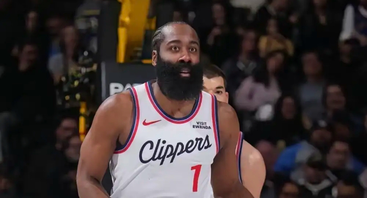 这下尴尬了。哈登请个假，直接把快船的“底裤”给掀了。前脚刚说“个人原因”缺席，